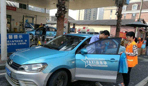 對車窗拋物說不！長沙環(huán)衛(wèi)局免費(fèi)發(fā)放2000個(gè)車載垃圾桶