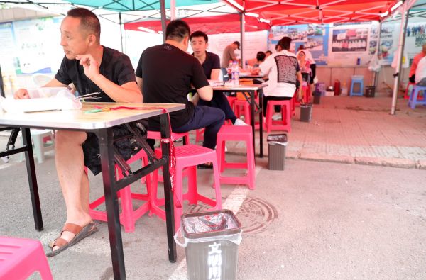 戶外垃圾桶推地攤經(jīng)濟文明有序進(jìn)展