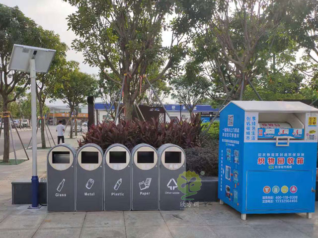 新款多分類果皮箱垃圾分類收集容器太陽能供電，智能滿溢功能通過平臺遠程終端提醒