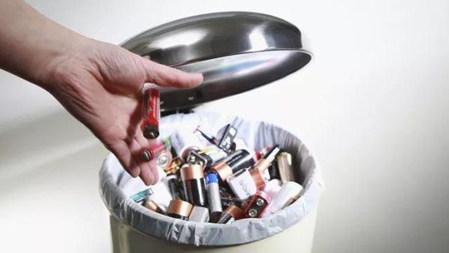 有害垃圾危害大，請投有害垃圾桶集中處置